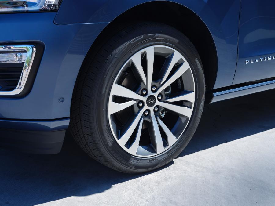 Колеса Ford Expedition MAX Platinum 2017 года  (фото 4 из 9)